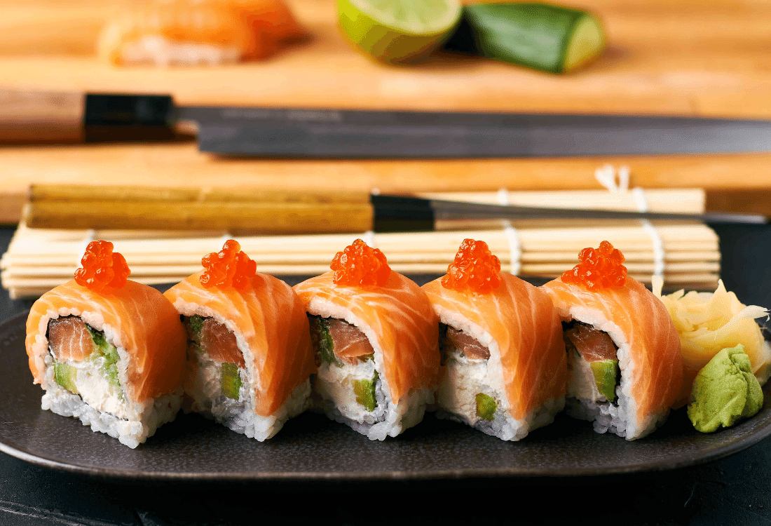 Sushi Maki cá hồi và bơ