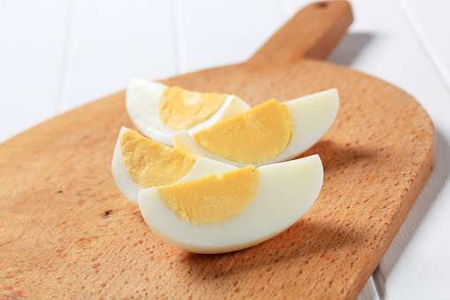 Trứng cắt thành 4 phần giúp bé tự ăn